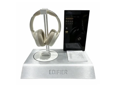 Procesos de fabricación de soportes de exhibición para auriculares.